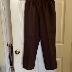 Alfred Dunner size 8P slacks with pockets.